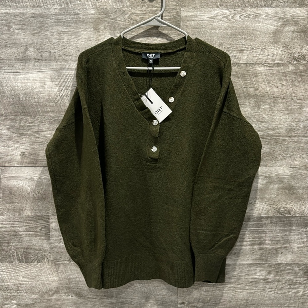 Oat New York NWT Men sweater with buttons on V-Neck, Dark Olive green.